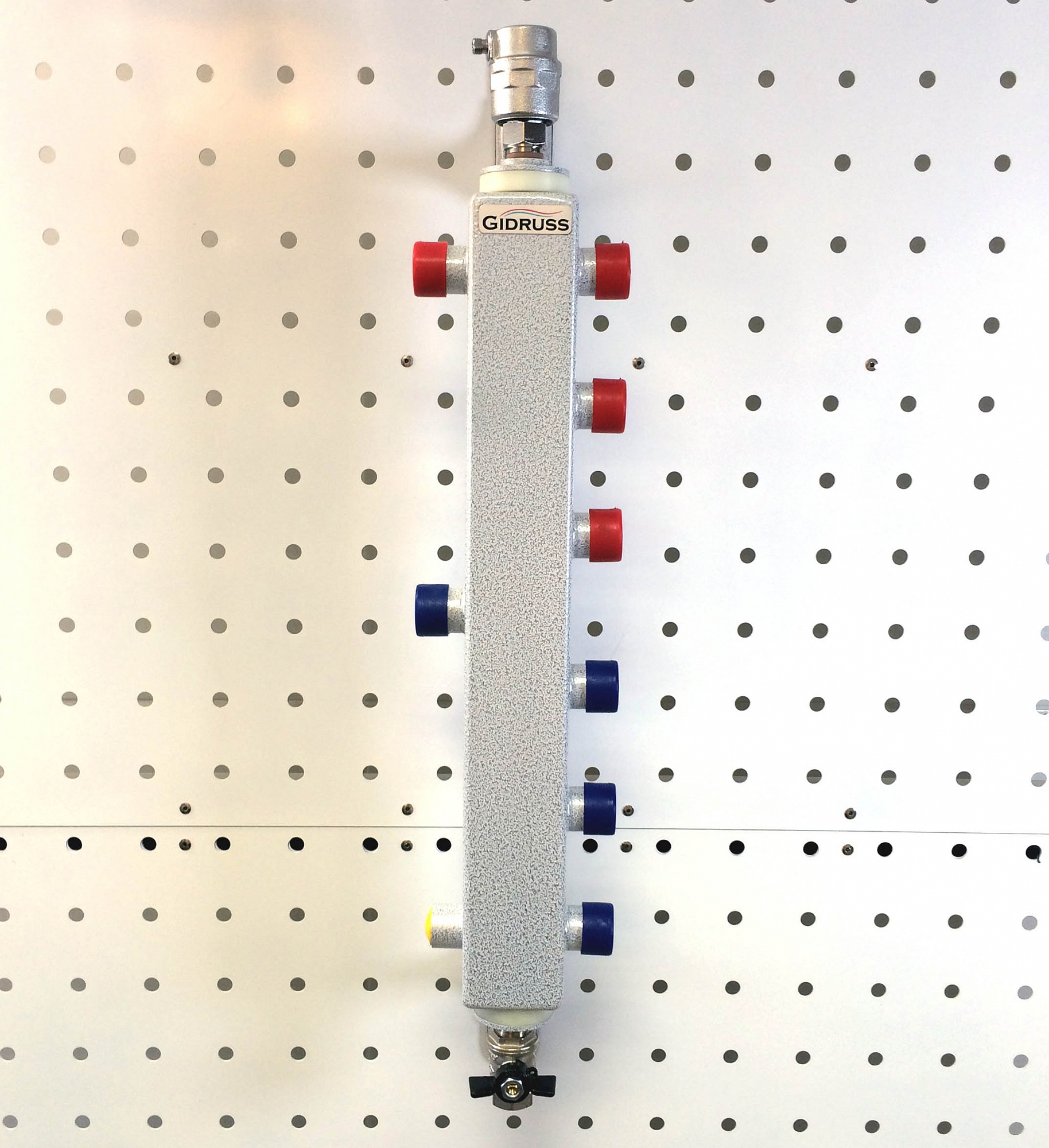 Термогидравлический TGR-40-20x3 (гидрострелка 4/4'' на 4 контура до 40 КВТ). Термо-гидравлического. Перфорированная панель на колесах Gidruss. Для душа разделитель напольный.